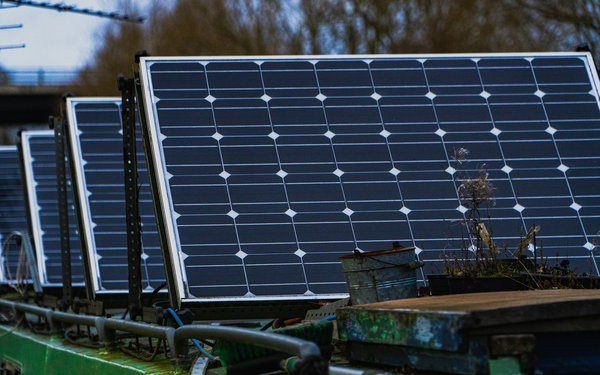 Comment installer un éclairage extérieur solaire pour un jardin exposé nord ?